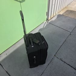 TUMI Alpha G4 22022D4 22” Black Upright Rolling Carry On push down Expandable, Nice Condition.  No Still Available Questions 