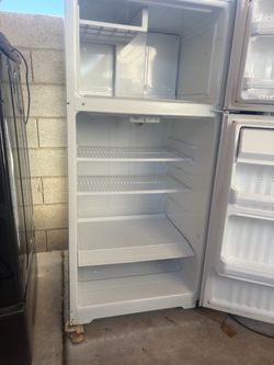Bonito refrigerador enfría muy vien faltan cojones de la verdura