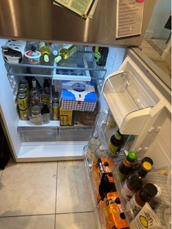 Midea 21 Cu. Ft. Top-Freezer Refrigerator – Like New!