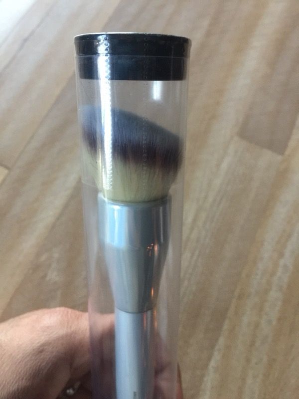 It Cosmetics Angled Foundation Brush