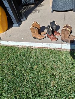 Botas de nin̈os size 6 y 9.5 y 10