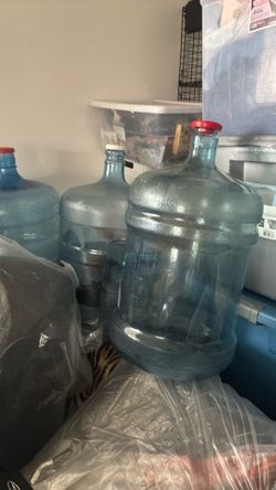 Tengo 5 galones grandes y 2 medianos 8 y 5 están muy buenos y macizos listo para el agua