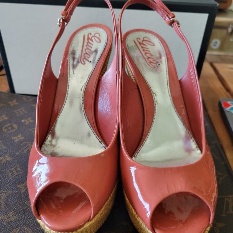 Gucci Coral Starfish Patent Leather Peep Toe Slingback Wedge size 9 39 used pink