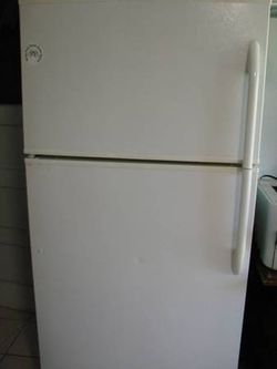 GE 21 Cu. Ft. Top-Freezer Refrigerator Model : GTH21KBXAWW