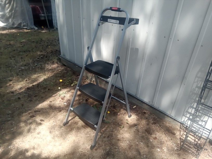 Heavy Duty Rubbermaid Step Ladder With Work Tray, Great Condition. $20.00.