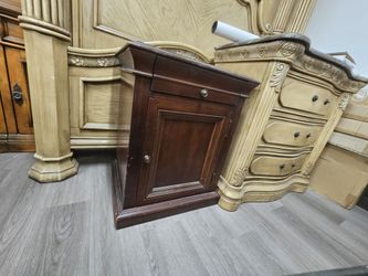 Classic Wood Nightstand / Mesita de Noche de Madera