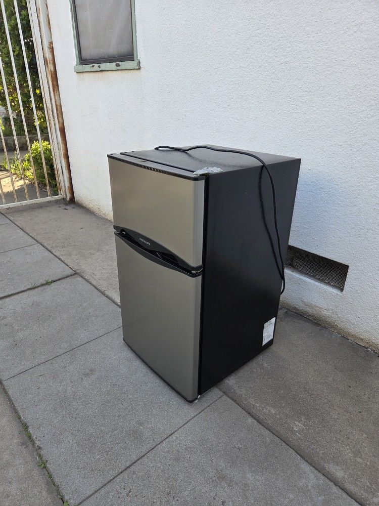 Frigidaire 3.1-cu ft Mini Fridge Freezer