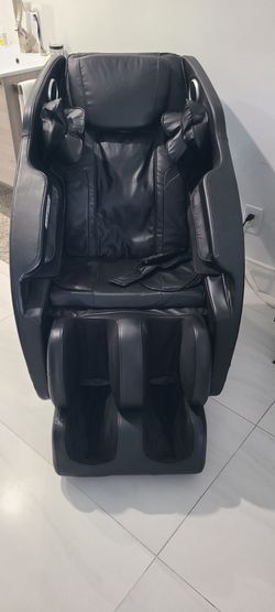 Zero gravity massage chair