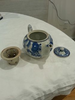 Teapot blue and white with strainer insert