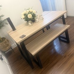 DINING TABLE 