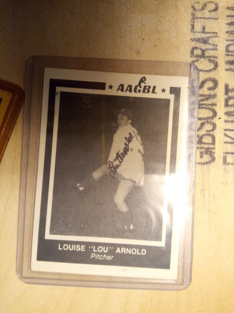 *AAGBL* 41. Louise Lou Arnold 'Pitcher' South Bend Blue Sox 1948-52/43-54 autogr

AAGBL all American girls, prof. Baseball league