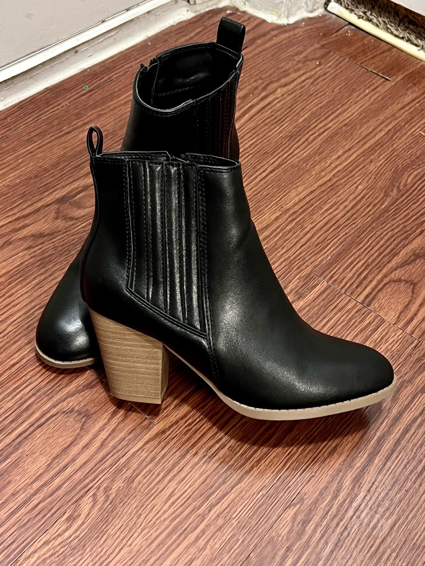 Women’s Boots Size 7.1/2 Like New 