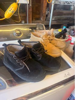 size 9.5/10 uggs black and beige