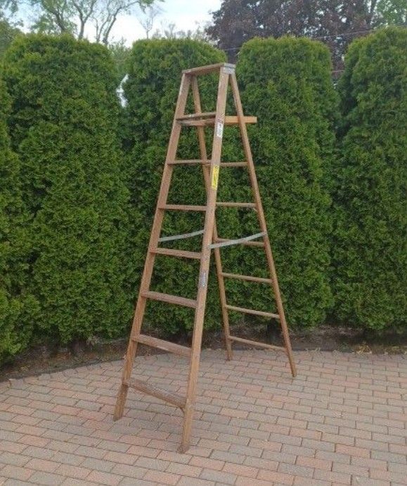 8 foot Werner wood painter's ladder. Good condition model w 368