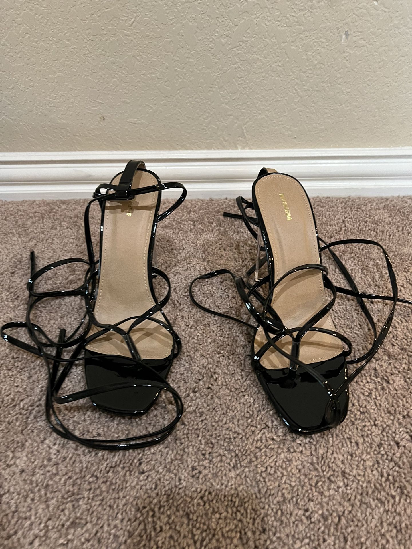 Women Black Heels (Size 9)
