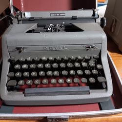 Royal Quiet DE Luxe Typewriter