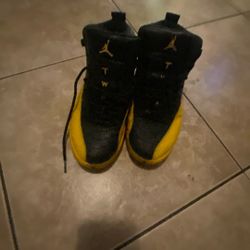 Jordan 12 Yellow And Black  7.5 In Mens 