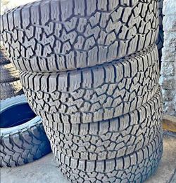 285 70 17 Falken tires Con 80% de Vida Las 4