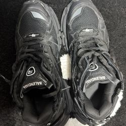 balenciaga black runners