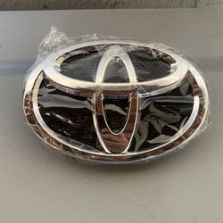 07 Camry Front Emblem