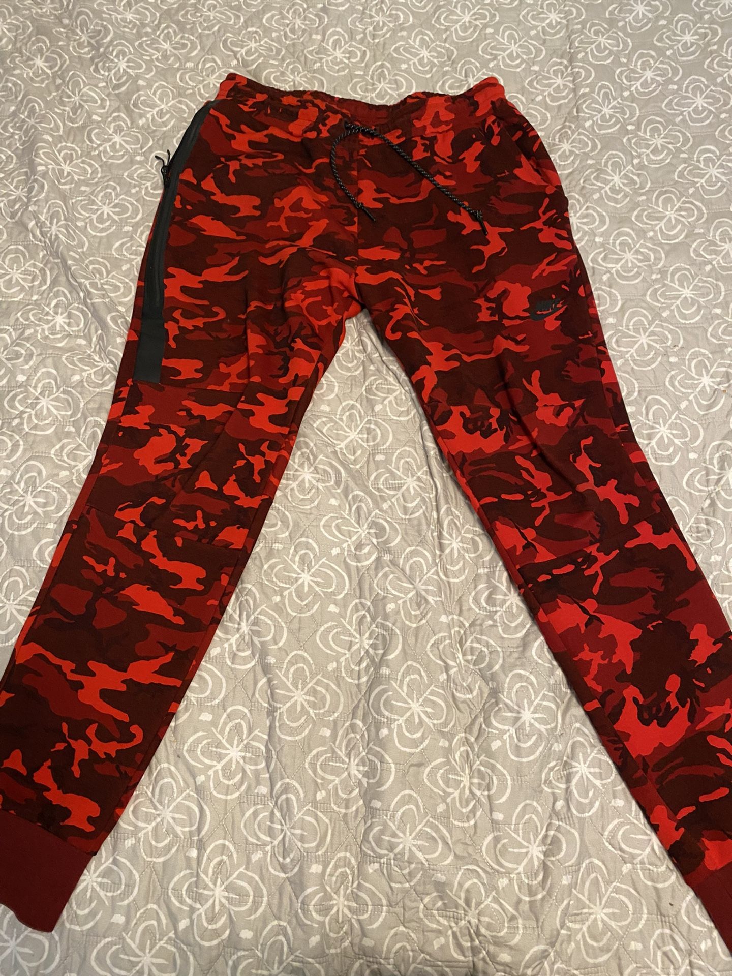 vallei Vermelding Verwacht het NIKE Red Camo !!!tech fleece joggers for Sale in Riverview, FL - OfferUp