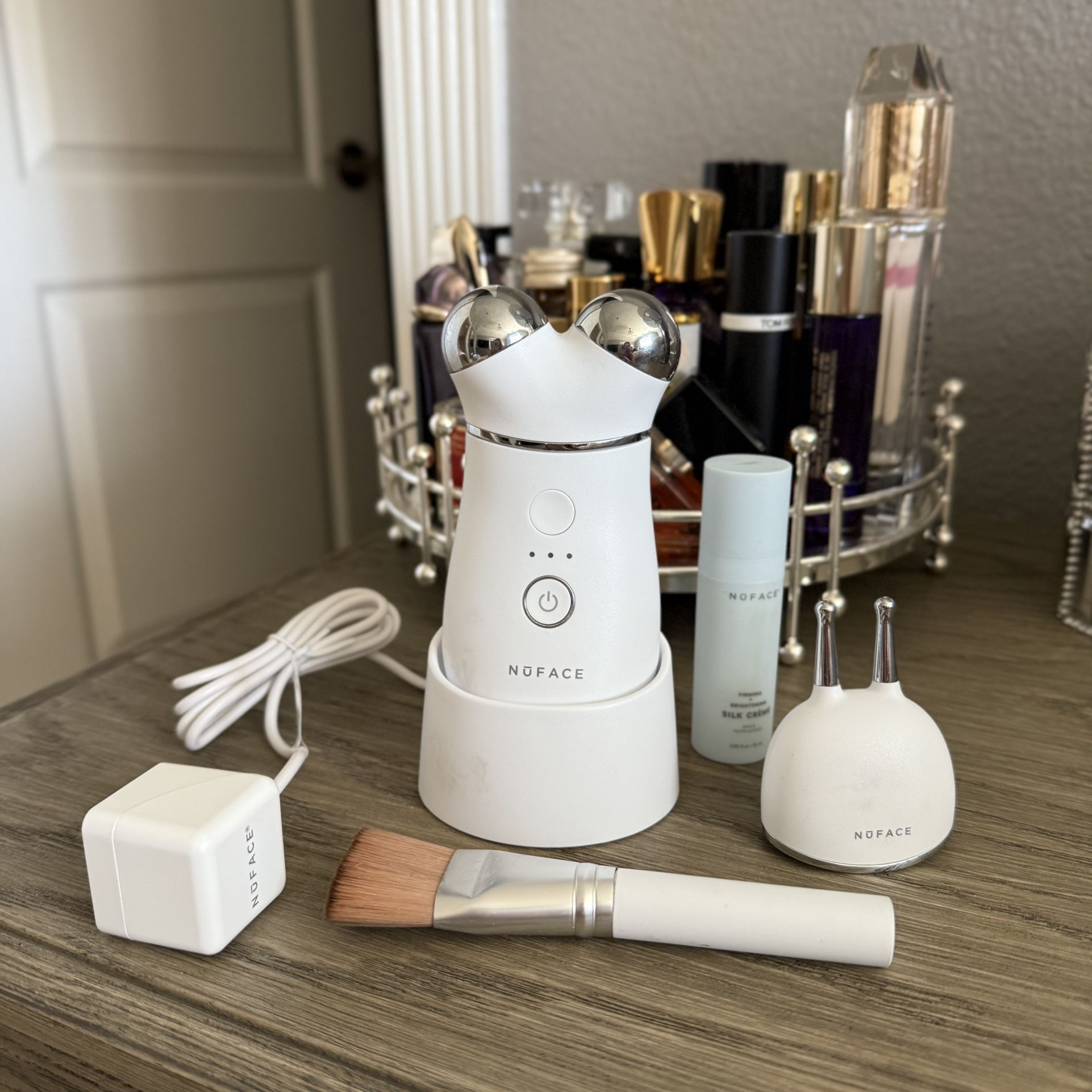 NUFACE TRINITY+ Microcurrent Facial Device Kit - FDA Cleared Face Sculpt