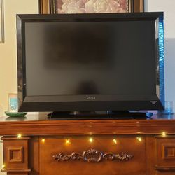 32" VIZIO Flat Screen TV Works Great. Excellent Condition And Picture. 
