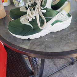 Mens Nike Huarachi.  Size 9.  Good Condition 