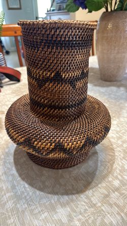 Wicker vase with flute
