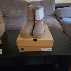 UGG W Classic Lace Short Size 6