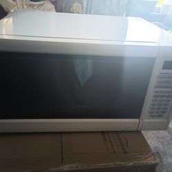 Large Capacity Microwave In Very Good Condition And 1000 Watt Cooking Ability.