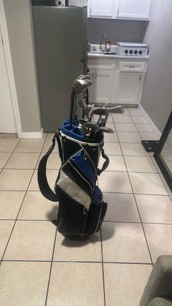Golf bag with clubs
