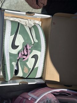 WMNS AIR JORDAN 1 MID SE DUTCH GREEN/BLACK-BARELY GREEN