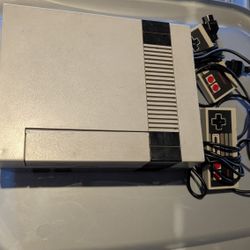 NES With Controllers And Zapper