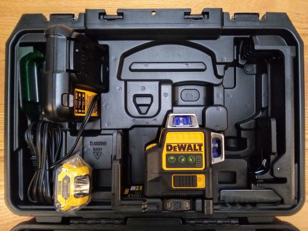 DeWalt 12V MAX Lithium Ion 100 Ft Green Self-Leveling 3 Beam 360 Degree Laser Level Kit