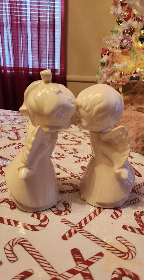 Vintage Christmas Kissing Angela 🎄