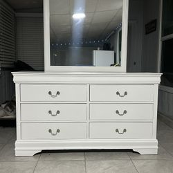 Dresser Set In Good Condition 