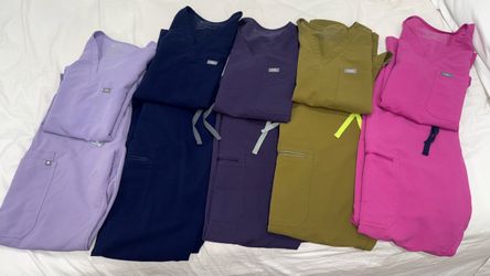 Women’s FIGS scrubs full sets available. Single Espresso M top available.