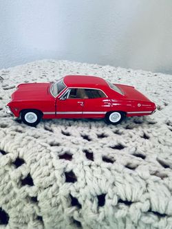 Red Chevrolet Impala - KINSMART - 1/43 Scale Model Compatible with Chevrolet Impala 1967 (Red)