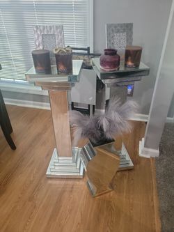 Vase and mirrored stands x2