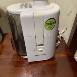 Hamilton Beach CJ08 Centrifugal Fruit Vegetable Juice Extractor Juice