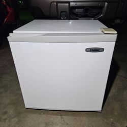 Mini Fridge Refrigerator. 