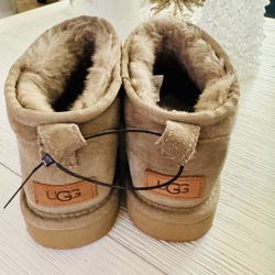 UGG Shoes (Size 8)
