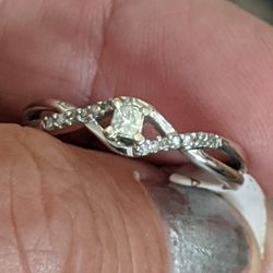 SOLID WHITE GOOD DIAMOND RING 