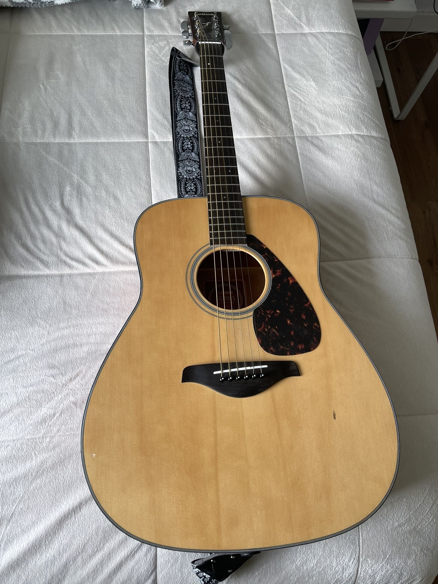 Yamaha guitar FG700S