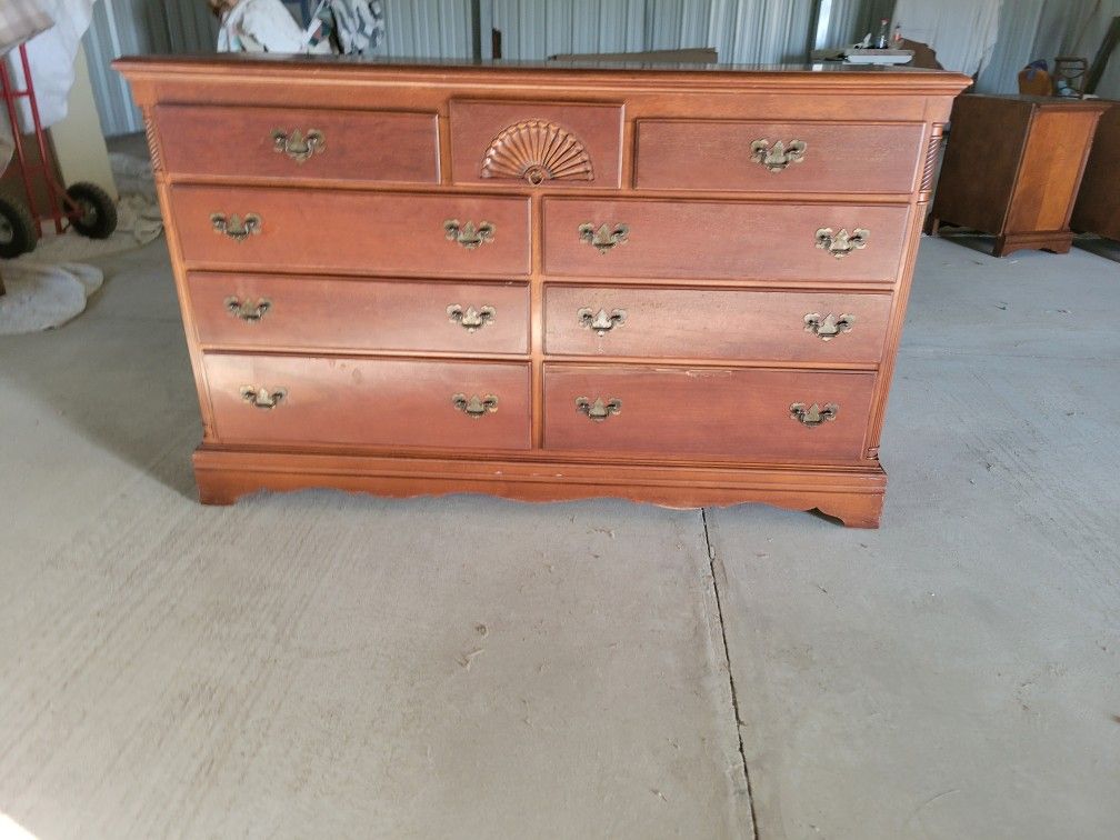 Beautiful Solid Wood 8 Drawer Dresser With Hanging Mirror 