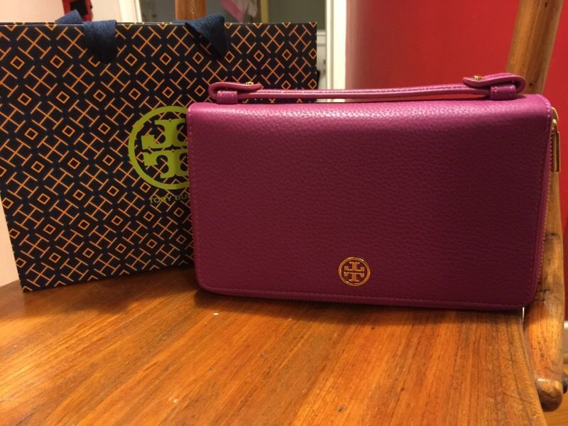 Tory Burch Landon Large Travel Wallet for Sale in Downey, CA - OfferUp