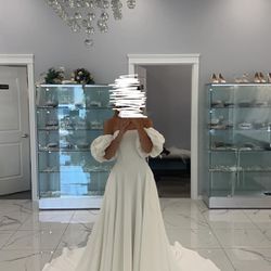 Wedding dress XS  Color-Off white.