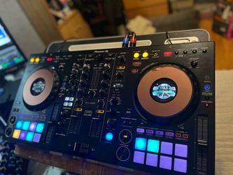 Barely use DDJ 800 with deck saver and carrying case Barely use DDJ 800 with deck saver and carrying case