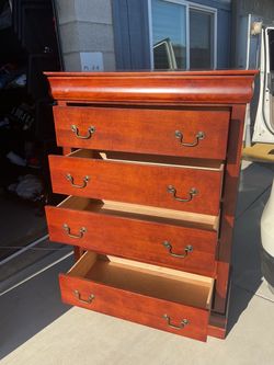 Cherry Wood 4-Drawer Dresser Chest